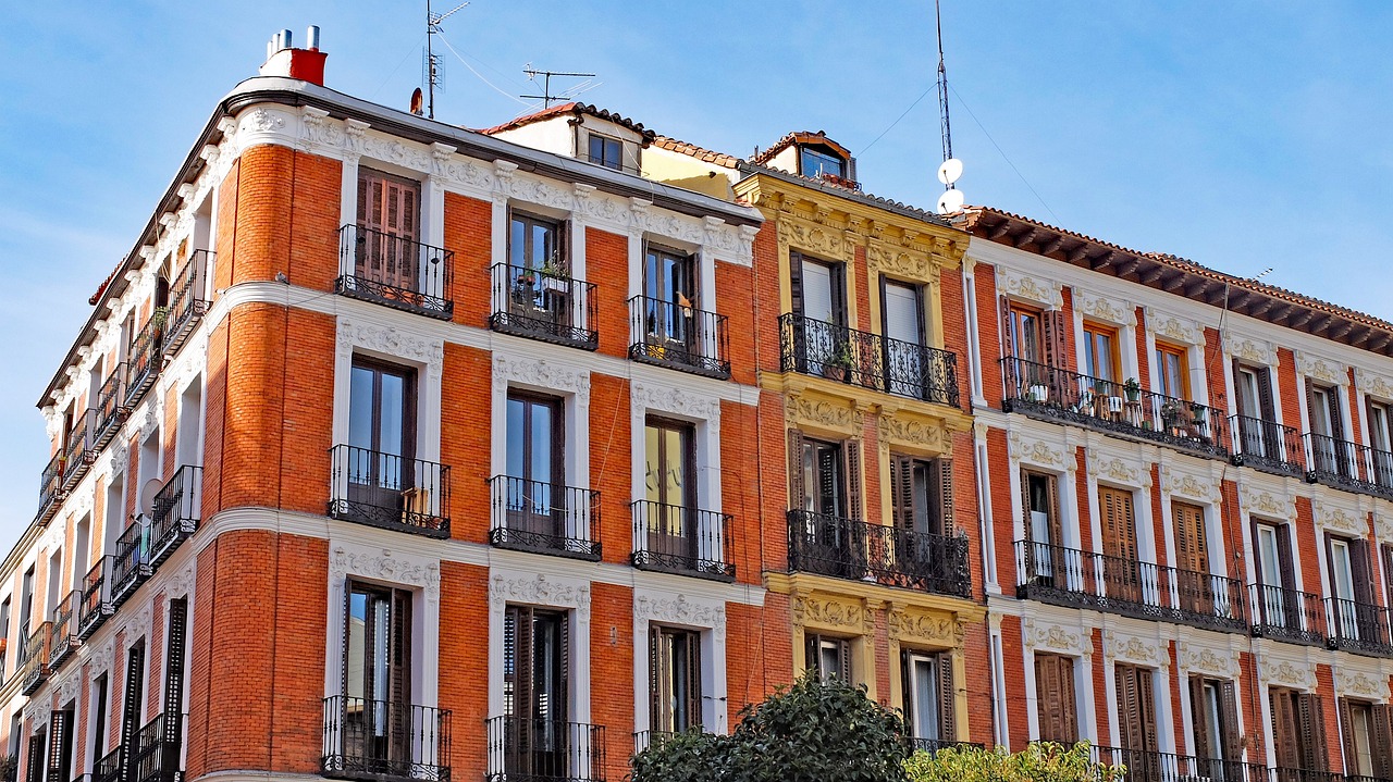 Edificio tradicional de Madrid con arquitectura clásica y balcones de hierro forjado
